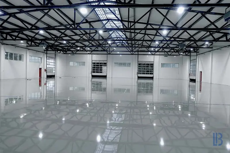 Grau beschichteter Industrieboden – Epoxidharz-Boden für Werkstatt, Lager und Industriehalle