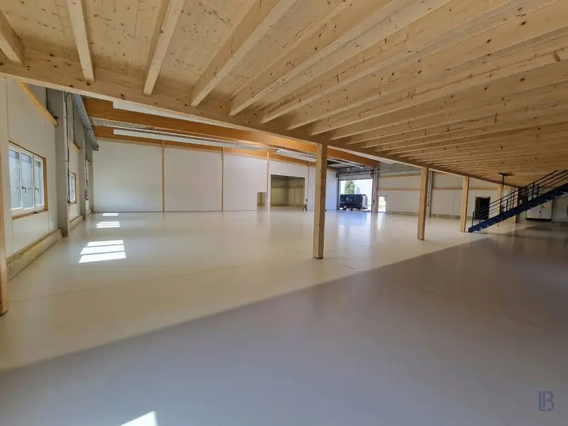 Helle Bodenbeschichtung in einer Halle in Holzbauweise