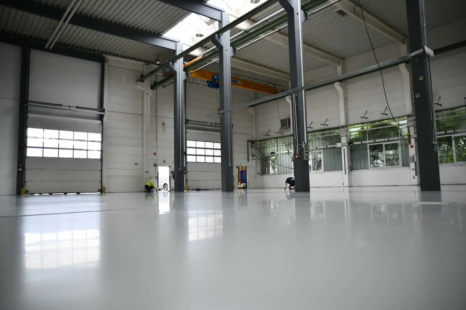 Epoxidharzboden in einer Industriehalle mit Stahlstützen